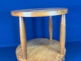 une image représentant une table en bois sur fond bleu