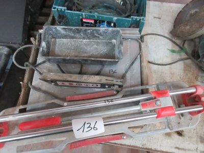 de nombreux outils posés sur une table