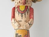 figurine en bois représentant une femme avec des ailes sur la tête