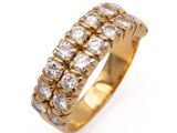 gros plan d'une bague en or avec des diamants sur fond blanc