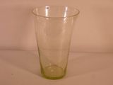 un verre transparent à bord vert posé sur une table