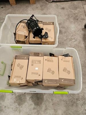 de nombreux cartons posés sur le sol les uns à côté des autres