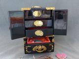 une petite boîte noire ornée de motifs dorés