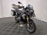 une moto qui est garée dans une pièce dont le sol est en damier