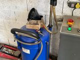 un seau bleu et une machine bleue dans une pièce