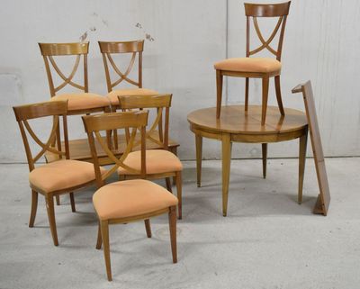 plusieurs chaises et une table dans une pièce, avec un mur en arrière-plan