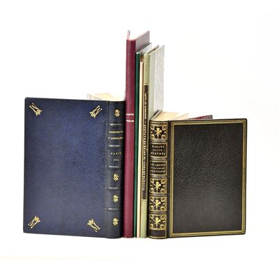trois livres superposés sur une surface blanche