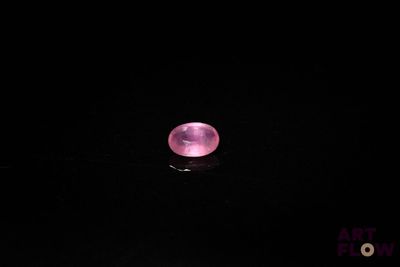 l'image d'une bague rose dans l'obscurité