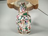 une lampe de table surmontée d'un abat-jour