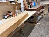 un établi dans un atelier de menuiserie où se trouvent de nombreux outils