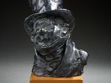 une image représentant une sculpture d'un homme portant un haut-de-forme