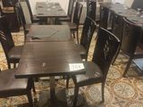 Il y a beaucoup de tables et de chaises dans ce restaurant, avec une étiquette indiquant le prix posée sur chaque table.
