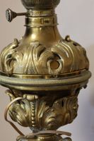 Lampe à pétrole en laiton richement repoussé de feuilles et … (photo 2)
