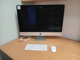 un ordinateur sur un bureau avec un clavier et une souris