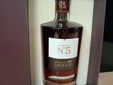 une bouteille de whisky vide dans une boîte posée sur une table