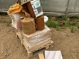 une pile de cartons posée sur une pile de carton