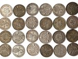une image représentant une collection de pièces anciennes sur fond blanc