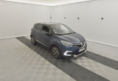 la voiture bleue est garée dans le garage sur le sol en damier