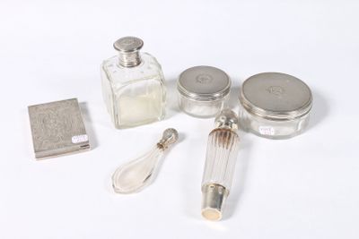 un grand nombre d'objets différents posés sur une table