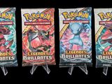 trois paquets de cartes à collectionner Pokémon empilés les uns sur les autres