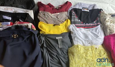 beaucoup de vêtements posés sur un lit