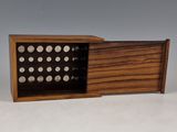 une petite boîte en bois percée de nombreux trous