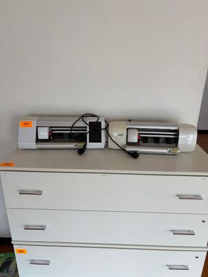 une commode blanche sur laquelle est posée une imprimante