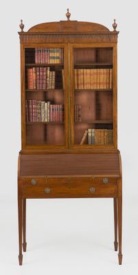 une photo d'un petit bureau avec une bibliothèque
