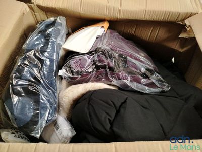 une boîte en carton remplie de vêtements et d'autres objets