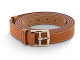 un gros plan sur une ceinture en cuir marron dotée d'une boucle argentée