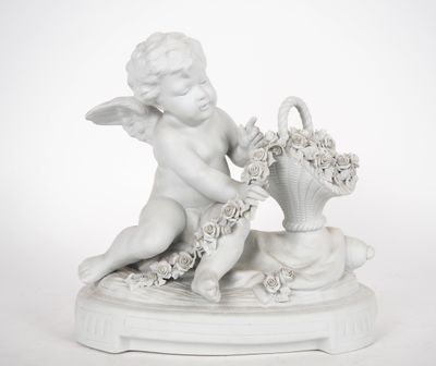 une statue blanche représentant un Cupidon tenant un panier de fleurs