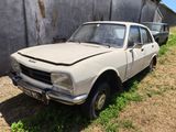 une voiture garée dans l'herbe près d'une clôture