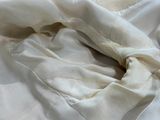 un gros plan d'un lit recouvert d'une couette blanche