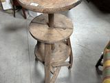 une petite table à trois étages dans une pièce