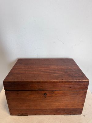 une vieille boîte en bois posée sur une table