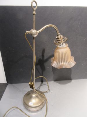 une lampe posée sur une table près d'un mur