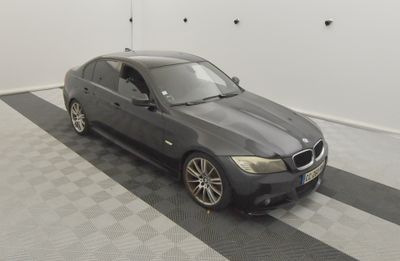 la photo d'une voiture noire garée dans un garage