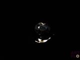 une image représentant un diamant noir dans l'obscurité, sur fond noir