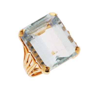une image d'une bague sertie d'une pierre couleur aigue-marine
