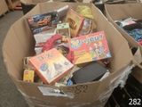 une boîte en carton remplie de jouets et d'autres objets
