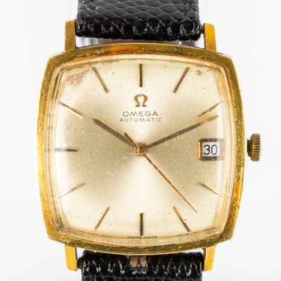 l'image d'une montre en or avec un bracelet en cuir noir