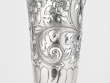 un vase en argent posé sur une table