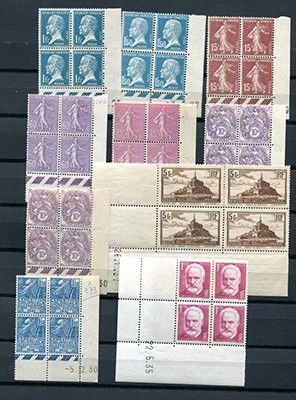 plusieurs types de timbres différents sont disposés sur une surface noire