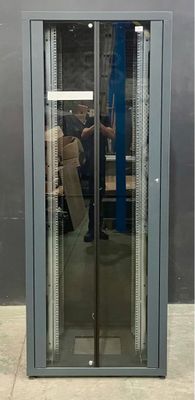 une porte vitrée ouverte dans une pièce