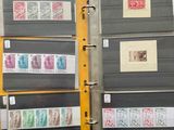 de nombreux timbres différents sur les pages d'un classeur