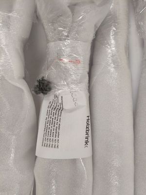 un ours en peluche blanc emballé dans du plastique