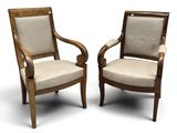 deux chaises en bois avec un revêtement beige, revêtement beige, revêtement beige, revêtement beige, revêtement beige, revêtement beige, revêtement beige, revêtement beige, revêtement beige