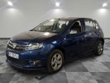 la petite voiture bleue est garée dans une pièce au sol à carreaux
