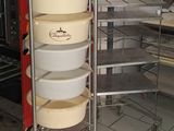 une grande pile de casseroles et de poêles dans une cuisine