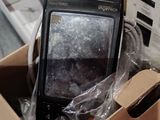 une boîte avec un téléphone portable à l'intérieur sur une table